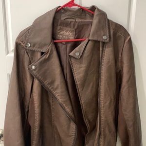 Women’s brown jacket with a zipper.